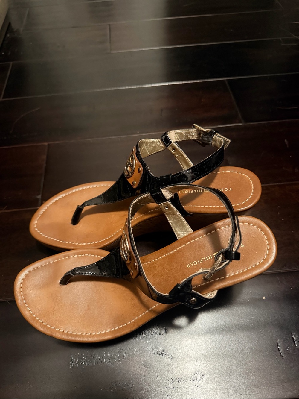 Tommy Hilfiger Black and Tan T‑Strap Sandals with Logo Accent